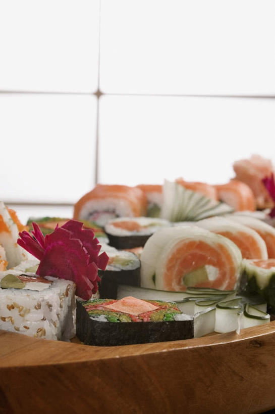 米饭,寿司,无人,竖图,室内,特写,白天,正面,烹饪,蔬菜,餐具,水果,朦胧,模糊,新鲜,木制,碟子,盘,生食,鱼卵,日本料理,料理,食品,果实,紫菜,饭,鱼籽,蔬果,菜肴,美食,食物,盘子,木制品,碟,日式料理,日式,佳肴,有机食品,绿色食品,五谷,醋饭,根甜菜,红菜头,甜菜根,菾菜,紫菜头,糖萝卜,四喜饭,彩图