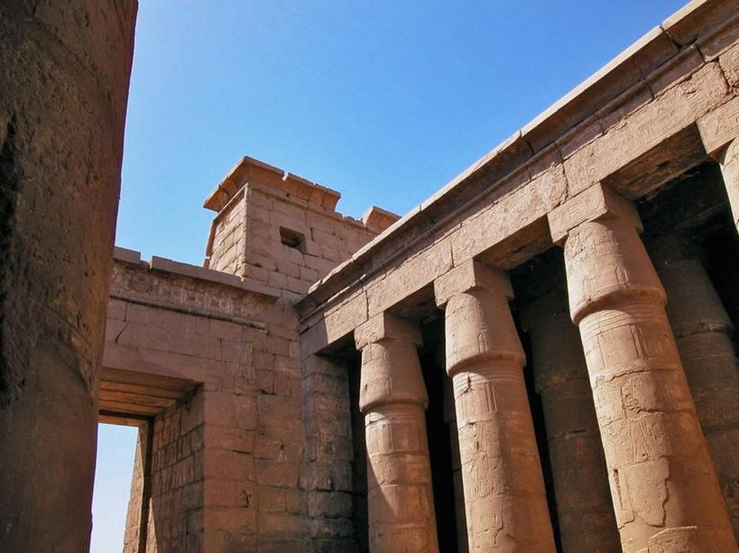 无人,横图,室外,白天,仰视,旅游,度假,石头,名胜古迹,标志建筑,地标,建筑,非洲,埃及,一排,阴影,遗迹,整齐,光线,石子,影子,柱子,墙,神庙,古迹,文物,娱乐,建设,古建筑,废墟,墙壁,墙面,排列,蓝色,蓝天,天空,阳光,天,享受,休闲,旅游胜地,放松,晴朗,古埃及,队列,古文明,北非,万里无云,阿拉伯埃及共和国,金字塔之国,棉花之国,卡尔纳克神庙,卡纳克神庙,阿非利加洲,底比斯,百门之都,石块,晴空,晴空万里,彩图,低角度拍摄