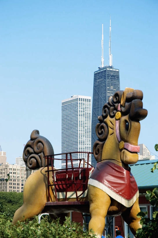 无人,高楼大厦,码头,竖图,室外,白天,正面,度假,游戏,快乐,办公楼,美景,植物,城市风光,城市,大厦,港口,建筑,摩天大楼,写字楼,玩具,美国,阴影,光线,影子,景观,玩,娱乐,树,树木,蓝色,绿色,蓝天,天空,阳光,自然,楼宇,天,享受,休闲,商务楼,景色,放松,生长,晴朗,成长,活动,北美,北美洲,发泄,消遣,智力,木马,美洲,伊利诺斯州,芝加哥,万里无云,世界屠猪城,巨肩之城,劳动之城,伊利诺伊,伊利诺伊州,伊利诺州,芝加哥市,芝城,林肯之地,北亚美利加洲,亚美利加洲,宣泄,海军码头,海军军港,海军港,晴空,晴空万里,玩耍,嬉戏,彩图,摆渡口,埠头,大楼,渡口,渡头,港湾,高层建筑,高楼,海港,货运码头,口岸,摩天楼,商港