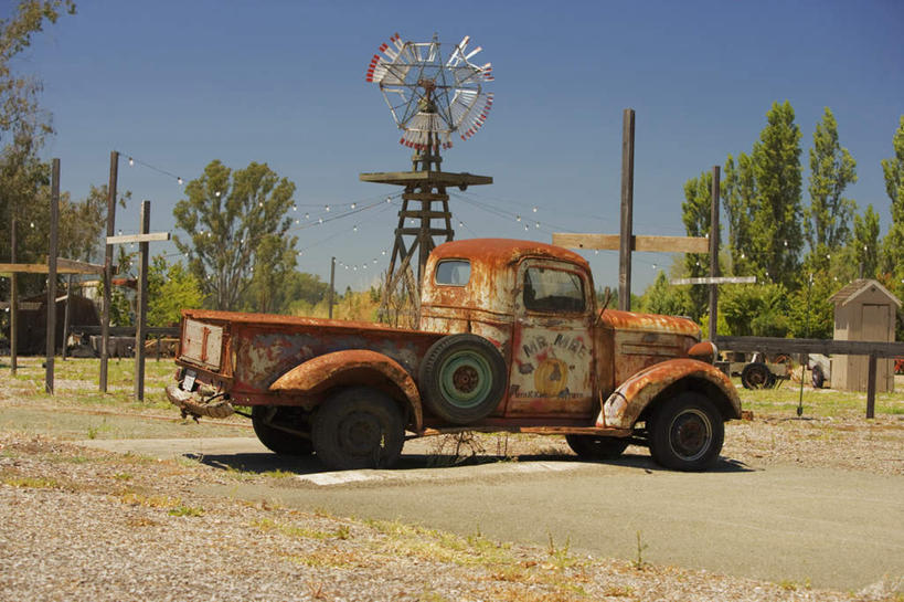 无人,横图,室外,白天,正面,旅游,度假,农业,风能,风力发电机,美景,植物,卡车,微型货车,风车,阴影,环保,生锈,电力,光线,影子,景观,集装箱,娱乐,设备,树,树木,蓝色,绿色,蓝天,天空,阳光,自然,交通工具,天,享受,休闲,发电,机械,景色,放松,工业,集装箱车,生长,能源,晴朗,成长,货车,腐蚀,侵蚀,资源,风力机,自然风光,载具,利用,货运车,低碳,万里无云,腐化,锈迹斑斑,风力发电,晴空,晴空万里,载重汽车,彩图