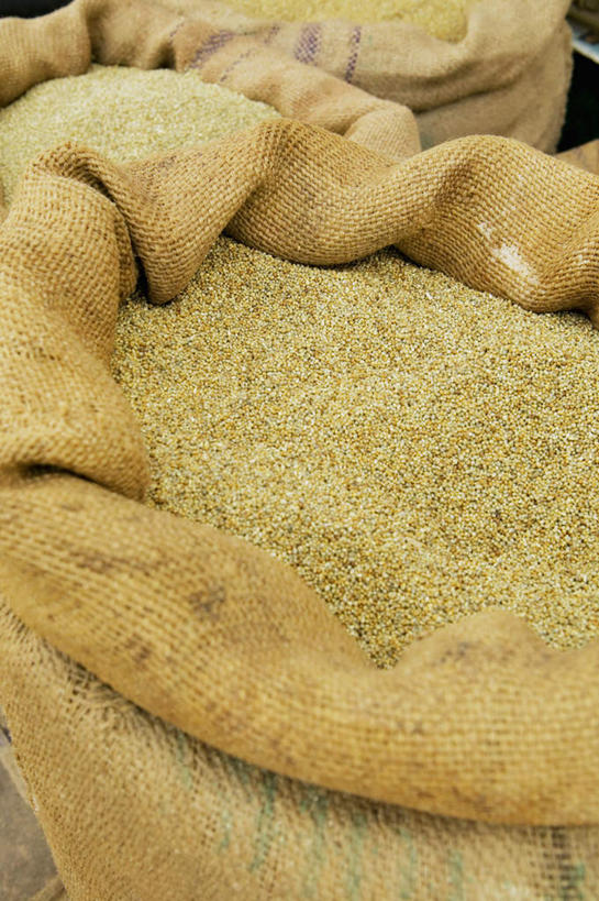 无人,竖图,俯视,室外,特写,白天,袋子,印度,亚洲,一堆,许多,堆叠,堆积,谷类,谷物,米,网袋,大米,两个,容器,储藏,堆,储存,南亚,拉贾斯坦邦,拉贾斯坦,印度共和国,贾沙梅尔,彩图,高角度拍摄,贮存