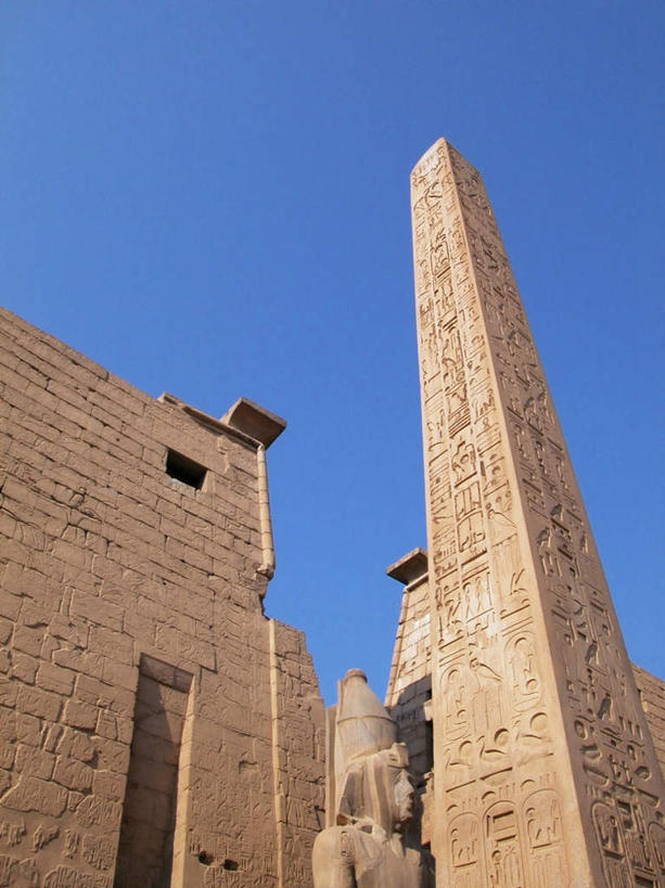 无人,竖图,室外,白天,仰视,旅游,度假,名胜古迹,地标,雕塑,非洲,埃及,阴影,遗迹,艺术,装饰,光线,雕刻,雕像,影子,神庙,古迹,历史,文物,娱乐,古建筑,蓝色,蓝天,天空,阳光,工艺品,天,享受,休闲,旅游胜地,放松,晴朗,纪念,美术,神殿,古埃及,主题,陈列,古文明,北非,万里无云,卢克索神庙,路克索神殿,鲁克索神殿,古代七大奇迹,阿拉伯埃及共和国,金字塔之国,棉花之国,功能,美学,阿非利加洲,晴空,晴空万里,彩图,低角度拍摄,标志性建筑