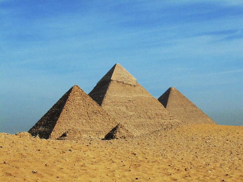 无人,横图,室外,白天,正面,旅游,度假,名胜古迹,沙漠,地标,非洲,埃及,阴影,遗迹,光线,影子,云,云朵,云彩,古迹,历史,文物,娱乐,古建筑,蓝色,白云,蓝天,天空,阳光,天,享受,休闲,旅游胜地,金字塔,放松,晴朗,陵墓,古埃及,古文明,北非,吉萨,吉萨金字塔,胡夫金字塔,海夫拉金字塔,门卡乌拉金字塔,古代七大奇迹,阿拉伯埃及共和国,金字塔之国,棉花之国,古夫王金字塔,卡拉夫王金字塔,孟卡拉王金字塔,方锥形,阿非利加洲,大漠,砂漠,晴空,彩图,标志性建筑