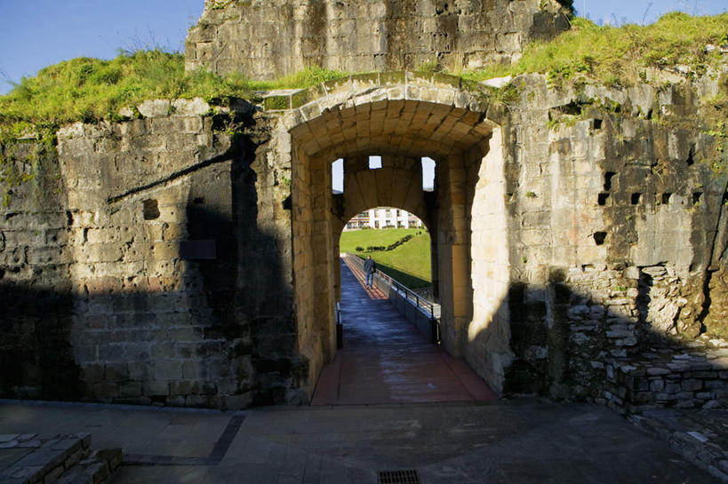 无人,横图,室外,白天,正面,旅游,度假,草地,草坪,名胜古迹,植物,标志建筑,城市,地标,建筑,美国,阴影,遗迹,光线,影子,青苔,苔藓,古迹,文物,娱乐,建设,古建筑,废墟,草,蓝色,绿色,蓝天,天空,阳光,天,享受,休闲,旅游胜地,放松,晴朗,北美,北美洲,美洲,古文明,万里无云,北亚美利加洲,亚美利加洲,密苏里,密苏里州,索证之州,圣路易斯,圣卢易斯,圣路易士,盖特威拱门,萨尔南拱门,圣路易弧形拱门,圣路易斯拱门,西进之门,晴空,晴空万里,彩图