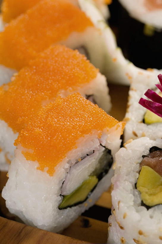 米饭,寿司,无人,竖图,俯视,室内,特写,白天,烹饪,桌面,桌子,水果,阴影,朦胧,模糊,新鲜,反射,木制,影子,生食,鱼卵,日本料理,料理,食品,果实,紫菜,饭,鱼籽,菜肴,美食,食物,木制品,日式料理,酪梨,日式,鳄梨,佳肴,有机食品,绿色食品,油梨,五谷,醋饭,樟梨,四喜饭,加州卷,膜菜,索菜,坛紫菜,子菜,紫英,紫瑛,牛油果,彩图,高角度拍摄