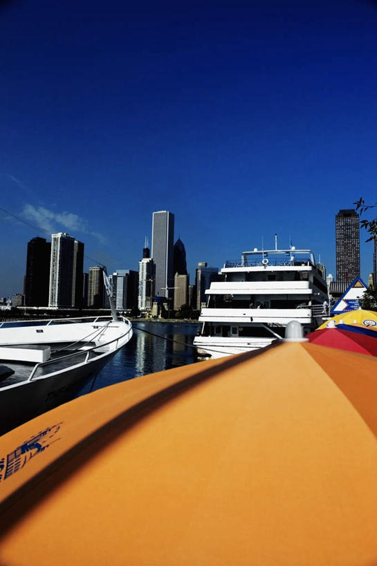 无人,高楼大厦,码头,竖图,室外,白天,正面,度假,美景,城市风光,城市,大厦,港口,建筑,轮船,摩天大楼,船,美国,一艘,阴影,光线,影子,景观,建筑群,娱乐,建设,蓝色,蓝天,天空,阳光,交通工具,天,享受,休闲,景色,放松,晴朗,北美,北美洲,载具,美洲,伊利诺斯州,芝加哥,万里无云,世界屠猪城,巨肩之城,劳动之城,伊利诺伊,伊利诺伊州,伊利诺州,芝加哥市,芝城,林肯之地,北亚美利加洲,亚美利加洲,海军码头,海军军港,海军港,晴空,晴空万里,彩图,摆渡口,埠头,大楼,渡口,渡头,港湾,高层建筑,高楼,海港,货运码头,口岸,摩天楼,商港