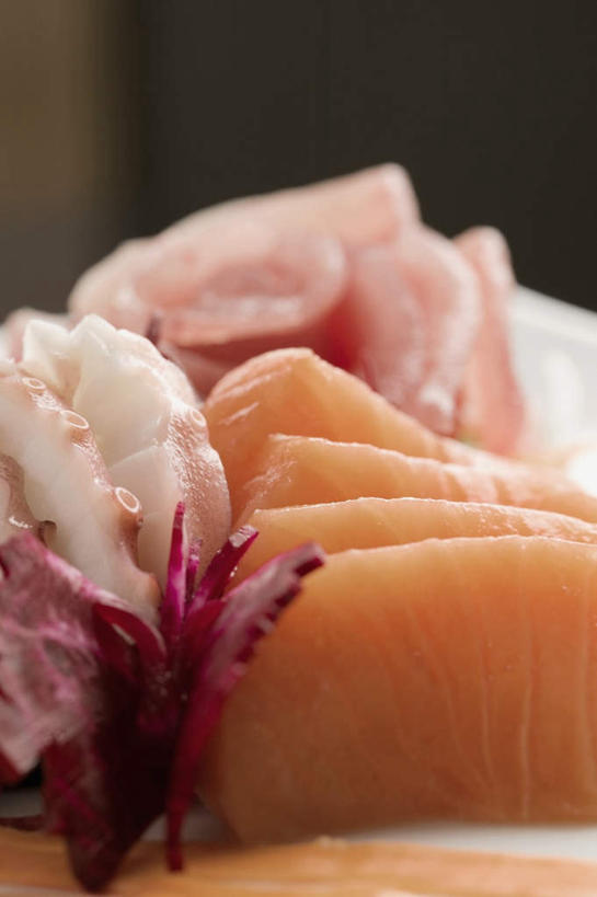 三文鱼,无人,竖图,俯视,室内,特写,白天,烹饪,鲑鱼,雕塑,切开,阴影,朦胧,模糊,艺术,装饰,盛开,反射,雕刻,雕像,影子,日本料理,料理,食品,甜菜,花蕾,菜肴,美食,花,花瓣,花朵,鲜花,食物,工艺品,日式料理,花苞,花蕊,切,日式,佳肴,纪念,大马哈鱼,美术,主题,陈列,剖面,切面,撒蒙鱼,萨门鱼,冰海之皇,鲑,功能,美学,马哈鱼,麻哈鱼,大麻哈鱼,菾菜,三文鱼刺身,彩图,高角度拍摄,刺身