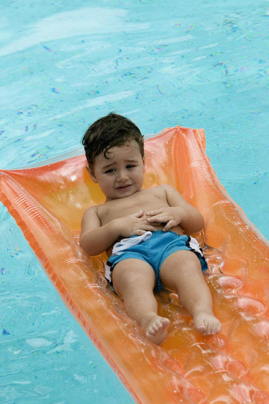 西方人,儿童,一个人,游泳池,躺,竖图,俯视,室外,白天,纯洁,水,船,欧洲,欧洲人,仅一个男性,仅一个人,一艘,阴影,泳裤,光线,影子,水池,水面,注视,泳池,裸露,小孩,阳光,交通工具,观察,看,仅一个小孩,橙色,可爱,童年,童趣,搭,观看,害怕,察看,搭着,胆怯,关注,载具,裸,童真,气垫船,烂漫,无邪,畏惧,卧着,天真,男孩,男人,男性,白种人,孩子,躺着,卧,彩图,高角度拍摄,全身,男生