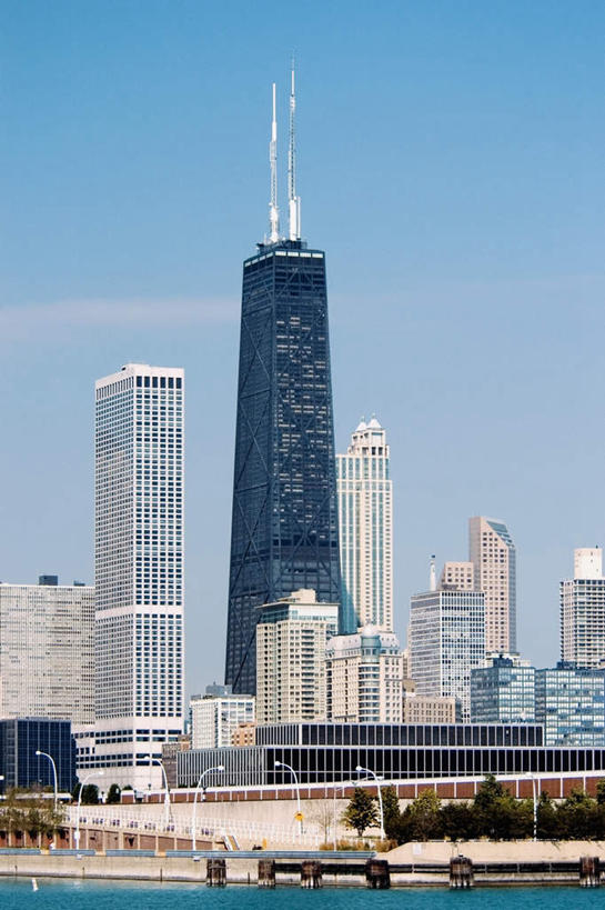 无人,高楼大厦,竖图,室外,白天,仰视,旅游,度假,办公楼,海浪,海洋,植物,标志建筑,城市,大厦,地标,建筑,摩天大楼,写字楼,美国,阴影,光线,影子,浪花,云,云朵,云彩,娱乐,建设,树,树木,蓝色,绿色,白云,蓝天,天空,阳光,自然,海水,楼宇,天,享受,休闲,旅游胜地,商务楼,放松,生长,晴朗,成长,北美,北美洲,美洲,海景,伊利诺斯州,芝加哥,世界屠猪城,巨肩之城,劳动之城,伊利诺伊,伊利诺伊州,伊利诺州,芝加哥市,芝城,林肯之地,北亚美利加洲,亚美利加洲,约翰汉考克大厦,大海,风浪,海,海水的波动,近岸浪,涌浪,晴空,彩图,低角度拍摄,大楼,高层建筑,高楼,摩天楼