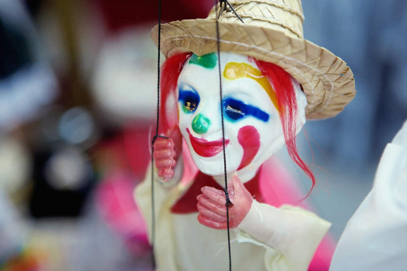 西方人,一个人,无人,笑,微笑,横图,俯视,室外,特写,白天,摆设,静物,帽子,欧洲,美国,欧洲人,仅一个年轻女性,仅一个女性,仅一个人,握,阴影,朦胧,模糊,艺术,装饰,光线,草帽,人偶,影子,注视,文化,装饰品,阳光,模型,装饰物,工艺品,观察,看,握着,观看,华丽,修饰,点缀,察看,北美,高雅,木偶,北美洲,关注,加利福尼亚,美洲,饰物,简洁,加州,圣地亚哥,加利福尼亚州,金州,黄金州,圣地牙哥,圣迭戈,北亚美利加洲,亚美利加洲,衬托,美观,雅致,雅观,一顶,木偶人,木人,年轻女性,女人,女性,白种人,半身,彩图,高角度拍摄,牵线木偶