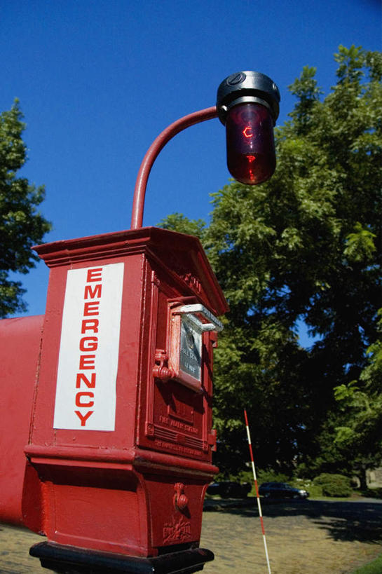 无人,竖图,室外,白天,仰视,度假,美景,植物,城市风光,城市,道路,路,公路,汽车,照明,美国,阴影,光线,影子,景观,灯光,交通,警告,娱乐,车,灯,树,树木,蓝色,绿色,蓝天,天空,阳光,自然,灯具,交通工具,天,享受,休闲,景色,放松,警示,生长,晴朗,成长,照亮,提醒,北美,北美洲,照明设备,提示,载具,美洲,波士顿,万里无云,马萨诸塞州,麻州,麻省,首府,马萨诸塞,麻塞诸塞,老殖民地,海湾之州,美国雅典,豆豆城,宇宙的中心,山上的城,超验城,北亚美利加洲,亚美利加洲,晴空,晴空万里,马路,彩图,低角度拍摄,警示灯