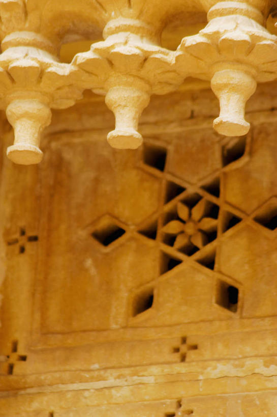 无人,宫殿,竖图,室外,特写,白天,仰视,旅游,度假,名胜古迹,标志建筑,地标,建筑,印度,亚洲,阴影,遗迹,装饰,光线,影子,墙,古迹,文物,娱乐,建设,古建筑,墙壁,墙面,阳光,享受,休闲,旅游胜地,放松,华丽,修饰,点缀,南亚,古文明,拉贾斯坦邦,拉贾斯坦,印度共和国,贾沙梅尔,衬托,美观,雅致,雅观,彩图,低角度拍摄