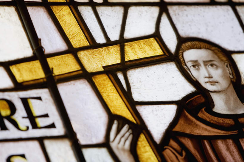 西方人,手,一个人,无人,教堂,站,横图,室内,特写,白天,仰视,旅游,度假,标志建筑,地标,建筑,欧洲,欧洲人,仅一个年轻女性,仅一个女性,仅一个人,圣母,圣母玛利亚,握,阴影,节日,朦胧,模糊,反射,英文,标志,十字架,文字,影子,字符,字母,墙,注视,文化,娱乐,标识,建设,墙壁,墙面,观察,看,祈祷,站着,享受,休闲,健康,手部,旅游胜地,放松,握着,许愿,宗教,信仰,观看,纪念,英文字母,单手,祈求,察看,关注,信念,玛利亚,彩绘玻璃,彩色玻璃,教堂玻璃,艺术玻璃,袍子,圣女,平安,年轻女性,女人,女性,白种人,站立,半身,彩图,低角度拍摄,大教堂,礼拜堂