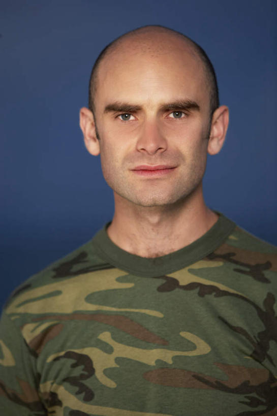 西方人,脸,头,脸颊,一个人,站,笑,微笑,竖图,室外,特写,白天,正面,欧洲,欧洲人,仅一个男性,仅一个人,仅一个中年男性,阴影,光线,影子,注视,肩膀,蓝色,蓝天,天空,阳光,天,观察,看,站着,晴朗,观看,察看,关注,迷彩服,军服,万里无云,伪装服,野战服,作战服,男人,男性,中年男性,白种人,头部,脸部,脸蛋,面部,晴空,晴空万里,站立,半身,彩图