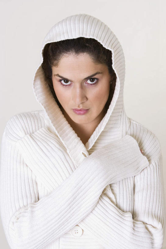 西方人,一个人,双手交叉,竖图,室内,白天,白色背景,正面,欧洲,欧洲人,仅一个年轻女性,仅一个女性,仅一个人,服装,注视,休闲装,衣服,白色,观察,看,休闲,休闲服,连帽衫,摄影,服饰,影棚,观看,察看,双手抱胸,关注,帽衫,年轻女性,女人,女性,白种人,半身,彩图,影棚拍摄,拍摄