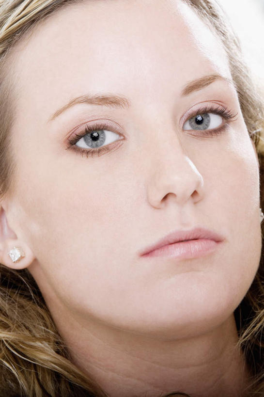 西方人,脸,头,脸颊,一个人,竖图,室内,特写,白天,正面,欧洲,欧洲人,仅一个年轻女性,仅一个女性,仅一个人,注视,耳钉,装饰品,饰品,首饰,观察,看,观看,察看,关注,耳饰,年轻女性,女人,女性,白种人,头部,脸部,脸蛋,面部,半身,彩图