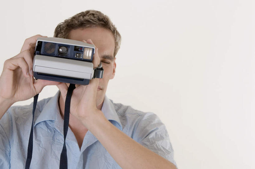 西方人,脸,头,脸颊,手,一个人,横图,室内,特写,白天,白色背景,正面,衬衫,相机,欧洲,欧洲人,双手,仅一个男性,仅一个人,握,服装,拿,拿着,注视,肩膀,仅一个年轻男性,一个,拍照,衣服,观察,看,眯眼,手部,眯,握着,摄影,服饰,影棚,单个,观看,察看,衣着,穿着,关注,拍立得,立拍得,衣饰,男人,男性,年轻男性,白种人,头部,脸部,脸蛋,面部,照相机,半身,彩图,影棚拍摄,衬衣,拍摄,照相