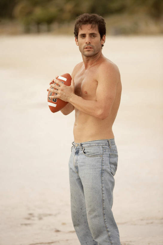 西方人,一个人,站,竖图,室外,白天,侧面,锻炼,成功,运动,合作,团队,信心,竞争,橄榄球,沙滩,欧洲,欧洲人,仅一个男性,仅一个人,仅一个中年男性,握,裤子,沙子,海岸,沙地,速度,拿,拿着,注视,运动器械,队伍,裸露,观察,看,站着,健身器械,力量,平衡,握着,观看,协调,察看,成就,关注,裸,健身器材,灵敏,合伙,柔韧,美式橄榄球,耐力,体育,美式足球,男人,男性,中年男性,白种人,海滩,站立,半身,彩图,健身,运动器材