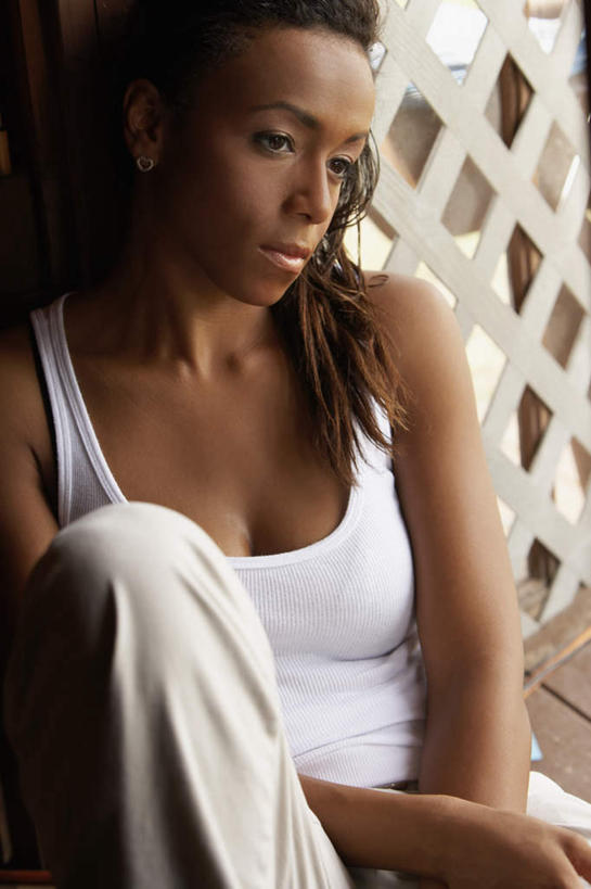 西方人,一个人,坐,竖图,室内,白天,正面,欧洲,非洲,黑人,欧洲人,仅一个年轻女性,仅一个女性,仅一个人,服装,背心,注视,衣服,白色,观察,看,思考,服饰,观看,察看,衣着,穿着,关注,思虑,衣饰,年轻女性,女人,女性,非洲人,坐着,半身,彩图