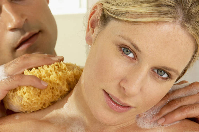 西方人,脸,头,眼睛,脸颊,眉毛,睫毛,手,两个人,笑,微笑,横图,室内,特写,白天,正面,爱情,洗澡,卫生间,浴室,欧洲,欧洲人,瞳孔,擦,抚摸,海绵,浪漫,注视,干净,海洋生物,浴缸,观察,看,清洁,享受,健康,温暖,温馨,手部,恩爱,放松,擦拭,保健,眼部,恋人,观看,和睦,察看,卫生,关注,水生动物,水生物,卫浴设备,海底动物,泡汤,多孔动物,水管装置,揩擦,拭,男人,男性,年轻男性,年轻女性,女人,女性,白种人,头部,睫,脸部,脸蛋,眉,面部,眼,眼睫毛,眼眉,情侣,淋浴房,半身,彩图,沐浴,冲凉房,沐浴间,沐浴室,伴侣,融洽,眼眉毛,轻抚