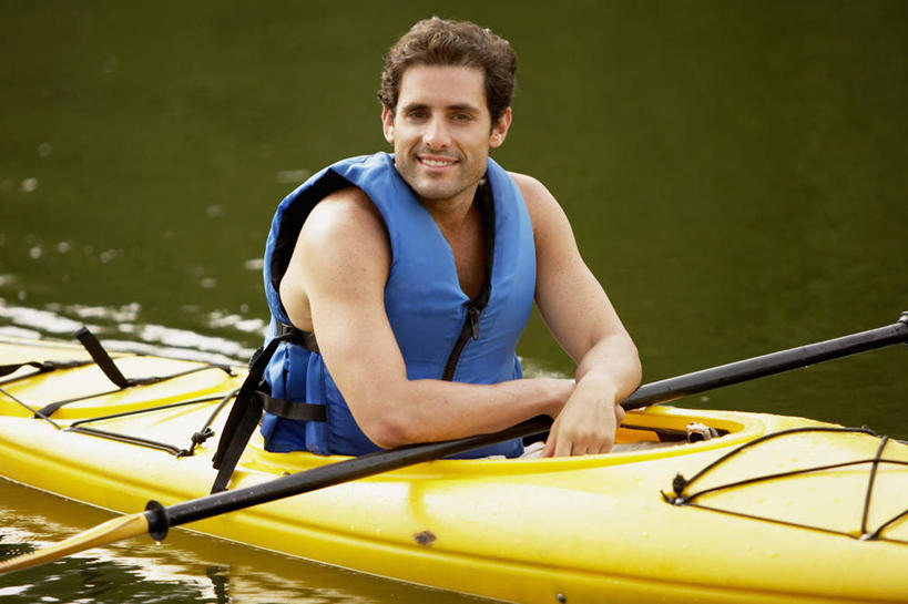 皮划艇,西方人,一个人,坐,笑,微笑,露齿笑,横图,室外,白天,正面,河流,水,船,欧洲,欧洲人,仅一个男性,仅一个人,仅一个中年男性,一艘,握,船桨,救生衣,河水,水流,注视,蓝色,交通工具,观察,看,握着,观看,察看,关注,载具,浮水衣,男人,男性,中年男性,白种人,坐着,半身,彩图