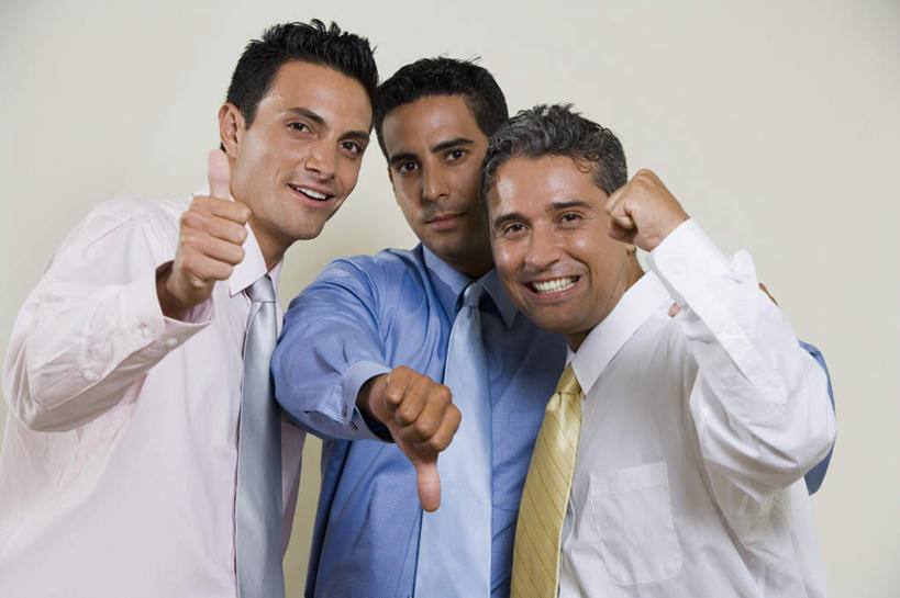 西方人,三个人,同事,商务人士,商务男性,站,抱,笑,微笑,露齿笑,横图,室内,白天,正面,衬衫,智慧,成功,合作,团队,集体,信心,欧洲,欧洲人,一排,突出,套装,整齐,墙,领带,注视,称赞,表扬,队伍,墙壁,墙面,排列,白色,观察,看,手势,站着,竖,抱着,观看,翘,高,察看,领导,搂着,夸奖,象征,优秀,庄重,鄙视,成就,队列,关注,商务装,身份,合伙,领袖,工薪阶层,好,妙,顺利,出色,超群,杰出,卓越,奇妙,藐视,讽刺,蔑视,嘲笑,正式,地位,朝下,聪明,男人,男性,年轻男性,中年男性,白种人,大拇指,白领,上班族,搂,搂抱,站立,半身,彩图,衬衣,向下