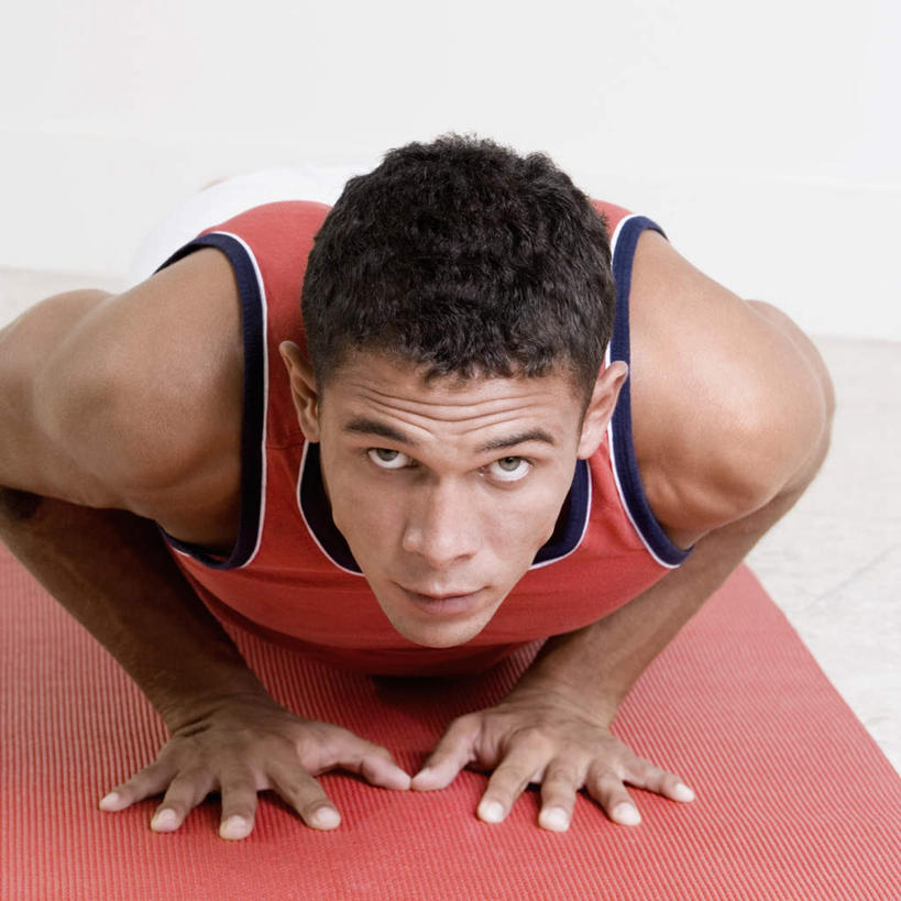 西方人,一个人,俯卧撑,方图,室内,白天,正面,运动服,锻炼,运动,欧洲,欧洲人,仅一个男性,仅一个人,阴影,服装,反射,毯子,影子,注视,娱乐,仅一个年轻男性,衣服,红色,瑜伽垫,垫子,观察,看,享受,休闲,放松,服饰,观看,察看,衣着,穿着,关注,瑜伽毯,室内运动,衣饰,男人,男性,年轻男性,白种人,伏地挺身,半身,彩图,健身,掌上压,运动装