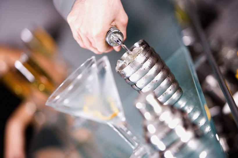 西方人,手,一个人,酒吧,横图,俯视,室内,特写,白天,杯子,欧洲,欧洲人,仅一个男性,仅一个人,倒,握,阴影,朦胧,模糊,反射,高脚杯,影子,调酒器,酒类,文化,玻璃制品,酒,饮料,仅一个年轻男性,酒杯,鸡尾酒,手部,调酒,握着,单手,创造,调酒壶,酒保,想象,马提尼,马提尼酒,鸡尾酒杯,调酒瓶,雪克杯,雪克壶,摇酒壶,摇酒器,男人,男性,年轻男性,白种人,侍者,玻璃杯,半身,彩图,高角度拍摄,酒吧间,酒馆