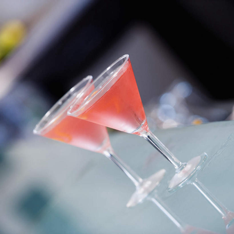 无人,方图,俯视,室内,特写,白天,餐桌,桌子,杯子,阴影,朦胧,模糊,反射,高脚杯,影子,酒类,两杯,文化,玻璃制品,酒,饮料,两个,红色,酒杯,鸡尾酒,调酒,餐台,创造,想象,马提尼,马提尼酒,鸡尾酒杯,玻璃杯,彩图,高角度拍摄