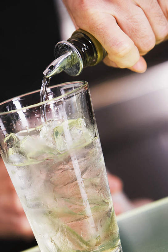 红酒,葡萄酒,西方人,手,一个人,酒吧,站,竖图,室内,特写,白天,正面,工作服,制服,餐桌,桌子,杯子,欧洲,欧洲人,仅一个男性,仅一个人,仅一个中年男性,倒,阴影,朦胧,模糊,反射,影子,冰,冰块,白葡萄酒,酒类,一杯,冷冻,玻璃制品,酒,酒瓶,饮料,玻璃瓶,瓶子,水杯,站着,手部,寒冷,冷藏,餐台,单手,冰冷,酒保,保鲜,工作制服,男人,男性,中年男性,白种人,侍者,玻璃杯,站立,半身,彩图,工作套服,酒吧间,酒馆