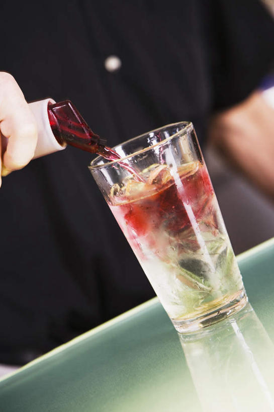 红酒,葡萄酒,西方人,手,一个人,酒吧,站,竖图,室内,特写,白天,正面,工作服,制服,餐桌,桌子,杯子,欧洲,欧洲人,仅一个男性,仅一个人,仅一个中年男性,倒,阴影,朦胧,模糊,反射,影子,冰,冰块,酒类,一杯,冷冻,玻璃制品,酒,酒瓶,饮料,玻璃瓶,瓶子,水杯,站着,手部,红葡萄酒,寒冷,冷藏,餐台,单手,冰冷,酒保,保鲜,工作制服,男人,男性,中年男性,白种人,侍者,玻璃杯,站立,半身,彩图,工作套服,酒吧间,酒馆