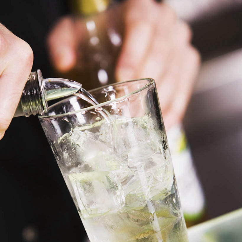 红酒,葡萄酒,西方人,手,一个人,酒吧,站,方图,室内,特写,白天,正面,工作服,制服,餐桌,桌子,杯子,欧洲,欧洲人,仅一个男性,仅一个人,仅一个中年男性,倒,阴影,朦胧,模糊,反射,影子,冰,冰块,白葡萄酒,酒类,一杯,冷冻,玻璃制品,酒,酒瓶,饮料,玻璃瓶,瓶子,水杯,站着,手部,寒冷,冷藏,餐台,单手,冰冷,酒保,保鲜,工作制服,男人,男性,中年男性,白种人,侍者,玻璃杯,站立,半身,彩图,工作套服,酒吧间,酒馆