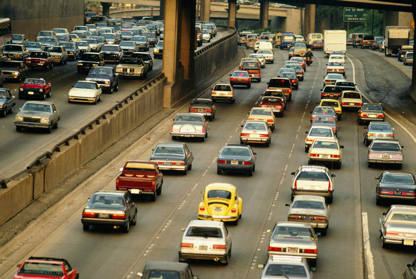 无人,横图,室外,白天,正面,度假,美景,城市风光,城市,道路,卡车,路,路灯,公路,照明,一排,阴影,整齐,光线,影子,景观,灯光,分界线,停车线,集装箱,交通,拥堵,拥挤,娱乐,灯,排列,阳光,驾驶,行驶,享受,休闲,景色,放松,集装箱车,货车,车行道,车行道分界线,操纵,照亮,控制,照明设备,队列,标线,货运车,操控,车行线,把持,马路,载重汽车,彩图