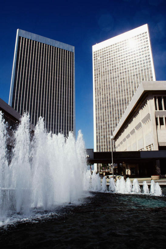 无人,高楼大厦,竖图,室外,白天,仰视,度假,办公楼,美景,水,城市风光,城市,大厦,建筑,摩天大楼,喷泉,写字楼,美国,阴影,飞溅,溅,光线,液体,影子,景观,水滴,文化,娱乐,水珠,蓝色,蓝天,天空,阳光,楼宇,天,品味,享受,休闲,商务楼,景色,放松,晴朗,北美,北美洲,喷洒,加利福尼亚,美洲,水景,加州,洛杉矶,加利福尼亚州,万里无云,金州,黄金州,北亚美利加洲,亚美利加洲,美观,贝弗利山,比华利山,天使之城,设计,晴空,晴空万里,彩图,低角度拍摄,大楼,高层建筑,高楼,摩天楼