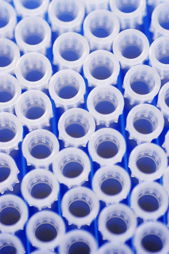 无人,竖图,俯视,室内,特写,白天,实验,静物,一排,许多,阴影,蓝色背景,研究,整齐,反射,分析,化学,测试,试管架,影子,架子,排列,摄影,影棚,队列,试验耗材,实验用品,彩图,高角度拍摄,影棚拍摄,拍摄