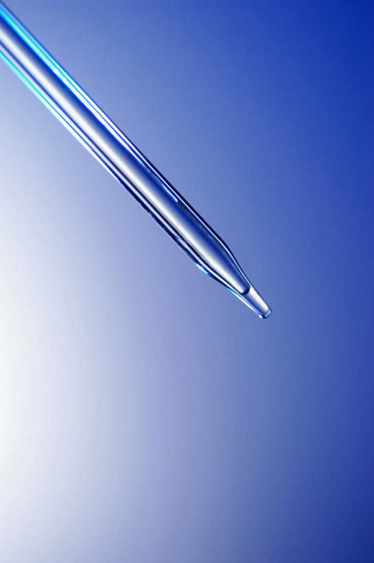 无人,竖图,室内,特写,白天,正面,实验,仪器,阴影,蓝色背景,朦胧,模糊,研究,透明,反射,分析,化学,测试,滴管,液体,影子,玻璃制品,一个,器皿,摄影,影棚,单个,计量,玻璃仪器,试验耗材,实验用品,吸液管,移液管,彩图,影棚拍摄,拍摄