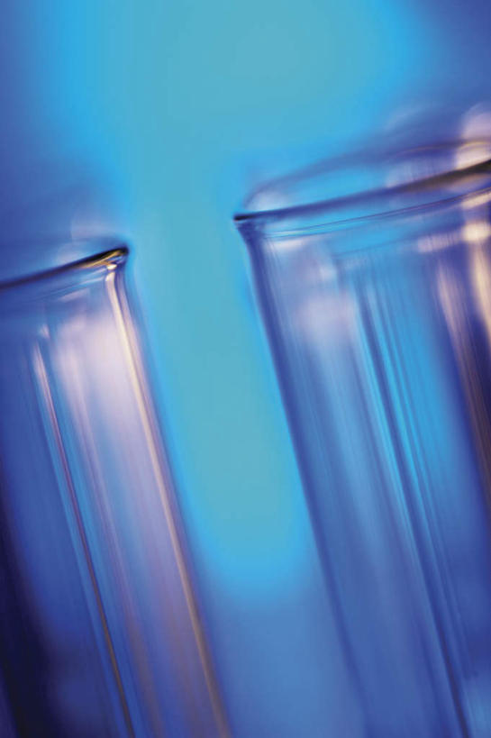 无人,竖图,室内,特写,白天,正面,实验,仪器,静物,杯子,阴影,蓝色背景,朦胧,模糊,研究,透明,反射,分析,化学,测试,烧杯,影子,玻璃制品,两个,玻璃瓶,瓶子,器皿,摄影,影棚,计量,玻璃仪器,试验耗材,实验用品,玻璃杯,彩图,影棚拍摄,拍摄