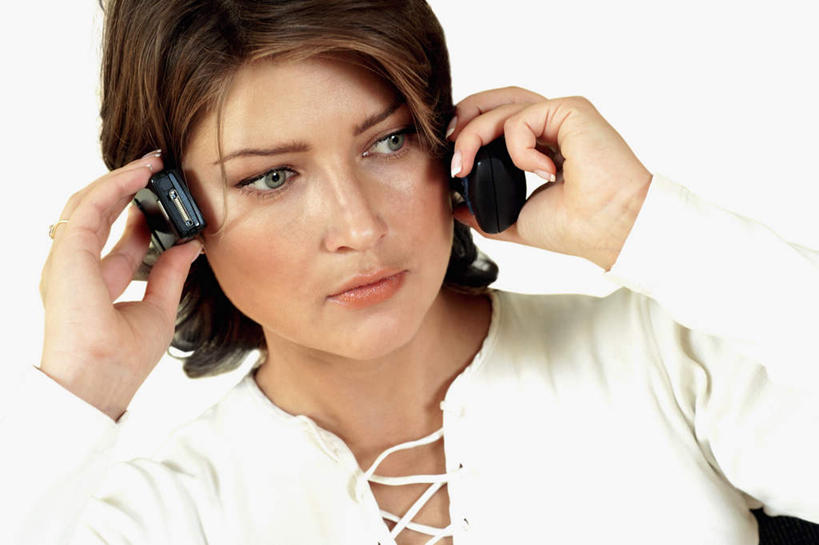 西方人,脸,头,脸颊,手,一个人,商务人士,商务女性,站,打电话,横图,室内,特写,白天,白色背景,正面,电话,手机,欧洲,欧洲人,双手,仅一个女性,仅一个人,握,套装,拿,听,拿着,注视,通讯设备,肩膀,观察,看,站着,仅一个中年女性,手部,握着,摄影,影棚,观看,察看,关注,商务装,工薪阶层,交流,女人,女性,中年女性,白种人,头部,脸部,脸蛋,面部,白领,上班族,沟通,通话,站立,半身,彩图,影棚拍摄,拍摄,两部