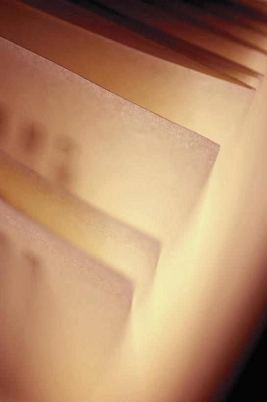 无人,竖图,俯视,室内,特写,白天,静物,书籍,一本,阴影,朦胧,模糊,反射,影子,打开,翻开,掀开,书,图书,彩图,高角度拍摄