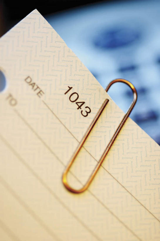无人,竖图,俯视,室内,特写,白天,静物,金属制品,阴影,朦胧,模糊,反射,金属,标志,数字,文字,影子,字符,办公用品,回形针,标识,学习用品,金融,摄影,阿拉伯数字,影棚,经济,支票,文具用品,单据,票据,单子,流通,曲别针,贸易,彩图,高角度拍摄,影棚拍摄,拍摄