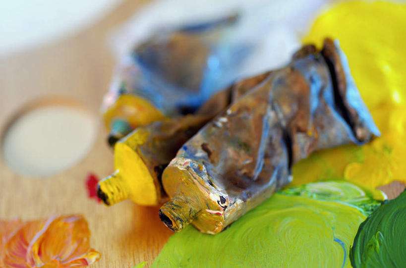 无人,横图,俯视,彩色,室内,特写,白天,绘画,静物,阴影,朦胧,模糊,艺术,反射,木制,影子,凌乱,三个,木制品,肮脏,五颜六色,调色盘,颜料,美术,色彩斑斓,混乱,调色板,五彩缤纷,邋遢,五彩斑斓,纷乱,缭乱,庞杂,龌龊,污秽,五光十色,画具,彩图,高角度拍摄