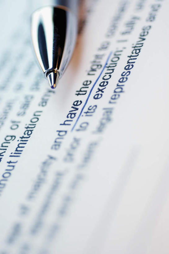 无人,竖图,俯视,室内,特写,白天,静物,阴影,朦胧,模糊,反射,英文,笔,标志,材料,档案,文件,文字,影子,纸,字符,字母,办公用品,标识,水笔,文具,手稿,学习用品,资料,合同,英文字母,文具用品,证明,一支,变更,文档,协议,设立,终止,彩图,高角度拍摄