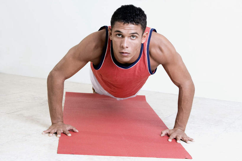 西方人,肌肉,健壮,一个人,俯卧撑,横图,室内,白天,正面,锻炼,运动,欧洲,欧洲人,仅一个男性,仅一个人,撑,服装,背心,毯子,注视,仅一个年轻男性,衣服,红色,瑜伽垫,垫子,观察,看,健康,活力,力量,服饰,观看,青春,察看,撑着,强壮,衣着,穿着,关注,瑜伽毯,衣饰,体育,男人,男性,年轻男性,白种人,伏地挺身,彩图,全身,健身,掌上压