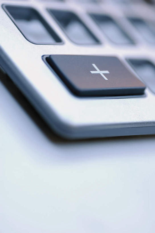 无人,竖图,俯视,室内,特写,白天,白色背景,计算器,静物,阴影,朦胧,模糊,反射,计算,科学,标志,符号,文字,影子,字符,字母,办公用品,标识,一个,理财,财务,摄影,影棚,单个,数学,彩图,高角度拍摄,影棚拍摄,拍摄,加号