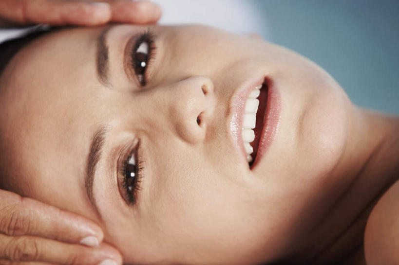 西方人,脸,头,脸颊,手,两个人,按摩师,躺,笑,微笑,露齿笑,横图,室外,特写,白天,正面,按摩,欧洲,欧洲人,双手,阴影,光线,影子,注视,顾客,阳光,观察,看,手部,观看,察看,关注,指压,主顾,卧着,男人,男性,年轻男性,年轻女性,女人,女性,白种人,头部,脸部,脸蛋,面部,技师,躺着,卧,半身,彩图,推拿