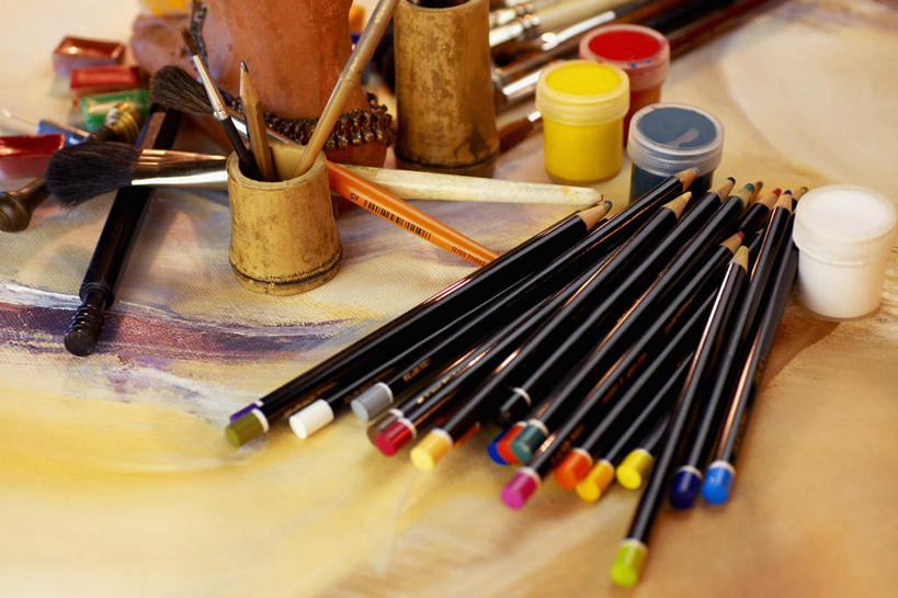 无人,横图,俯视,室内,特写,白天,绘画,静物,笔筒,许多,阴影,艺术,反射,笔,影子,办公用品,很多,文具,画笔,容器,学习用品,器皿,储藏,颜料,文具用品,美术,储存,插笔器具,文房用具,彩图,高角度拍摄,贮存