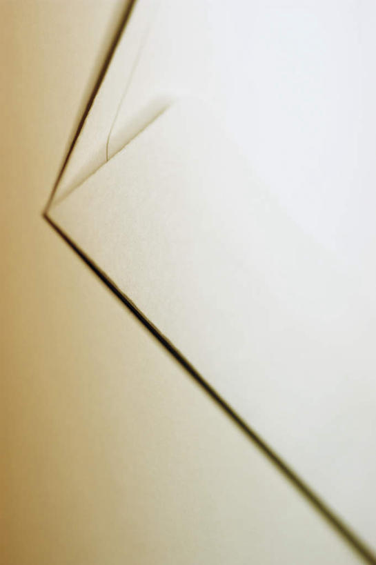 无人,竖图,俯视,室内,特写,白天,桌面,桌子,静物,阴影,朦胧,模糊,反射,木制,信封,影子,木制品,信件,一封,函件,彩图,高角度拍摄