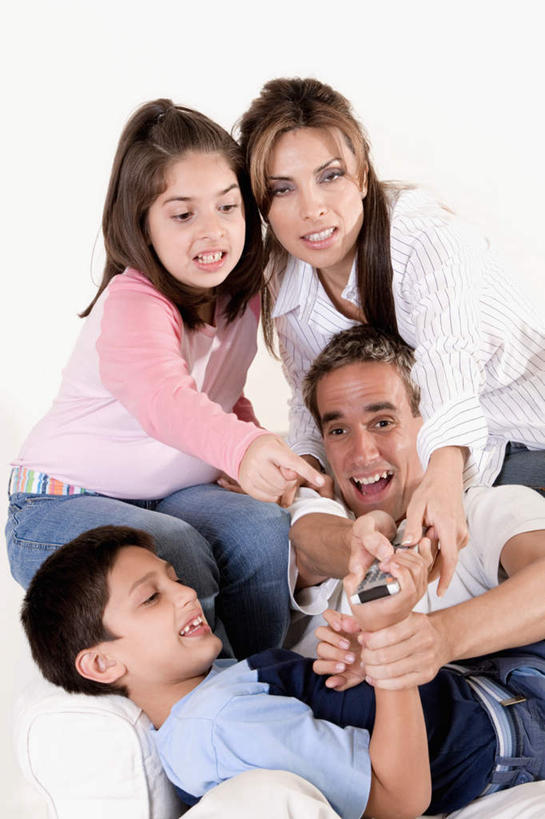 西方人,儿童,四个人,家庭,夫妻,母亲,父亲,女儿,儿子,坐,躺,笑,微笑,露齿笑,竖图,室内,白天,白色背景,正面,爱情,纯洁,沙发,欧洲,欧洲人,握,阴影,服装,反射,影子,浪漫,拿,拿着,注视,休闲装,小孩,衣服,遥控器,观察,看,休闲,温暖,温馨,父女,父子,母女,母子,一家人,休闲服,恩爱,父爱,可爱,母爱,童年,童趣,握着,恋人,摄影,服饰,影棚,观看,争抢,和睦,察看,关注,布艺沙发,童真,烂漫,无邪,卧着,天真,男孩,男人,男性,年轻男性,年轻女性,女孩,女人,女性,白种人,孩子,年轻人,夫妇,情侣,躺着,卧,坐着,半身,彩图,影棚拍摄,拍摄,伴侣,融洽,男生,女生