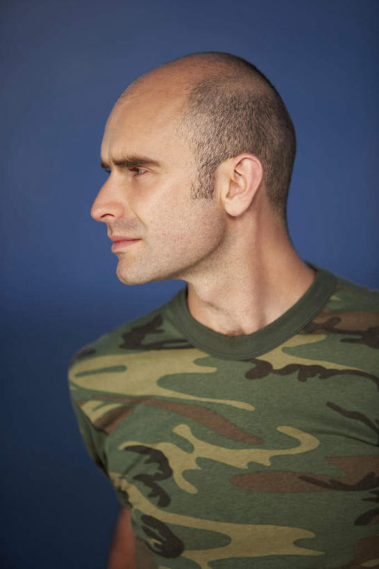 西方人,脸,头,脸颊,秃头,一个人,站,笑,微笑,竖图,室内,特写,白天,正面,欧洲,欧洲人,仅一个男性,仅一个人,仅一个中年男性,阴影,蓝色背景,反射,影子,扭头,注视,肩膀,观察,看,站着,转头,摄影,影棚,观看,察看,关注,迷彩服,军服,伪装服,野战服,作战服,男人,男性,中年男性,白种人,头部,光头,无发,脸部,脸蛋,面部,站立,半身,彩图,影棚拍摄,拍摄
