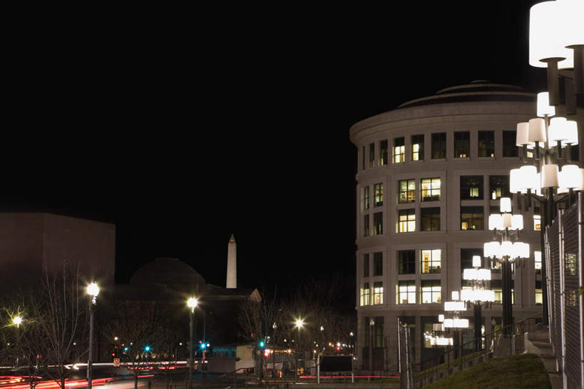 无人,家,横图,室外,夜晚,正面,旅游,度假,名胜古迹,植物,标志建筑,地标,建筑,路灯,照明,美国,一排,朦胧,模糊,遗迹,整齐,房屋,屋子,公寓,纪念碑,纪念馆,灯光,首都,古迹,文物,娱乐,建设,古建筑,洋房,楼房,住宅,灯,树,树木,排列,绿色,自然,享受,休闲,旅游胜地,放松,生长,成长,照亮,北美,北美洲,照明设备,队列,美洲,古文明,华盛顿特区,华盛顿纪念碑,华盛顿哥伦比亚特区,华府,华盛顿纪念塔,北亚美利加洲,亚美利加洲,彩图,房子